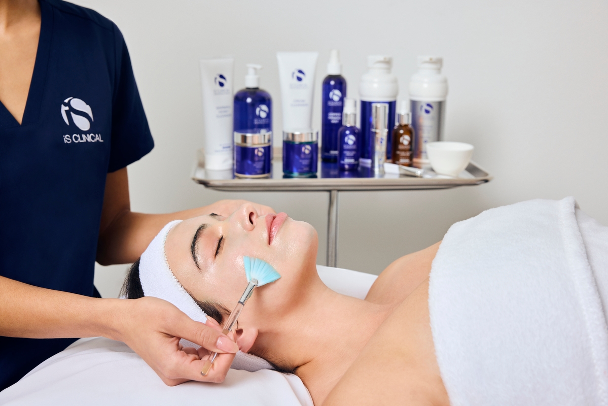 iS Clinical Fire & Ice Facial